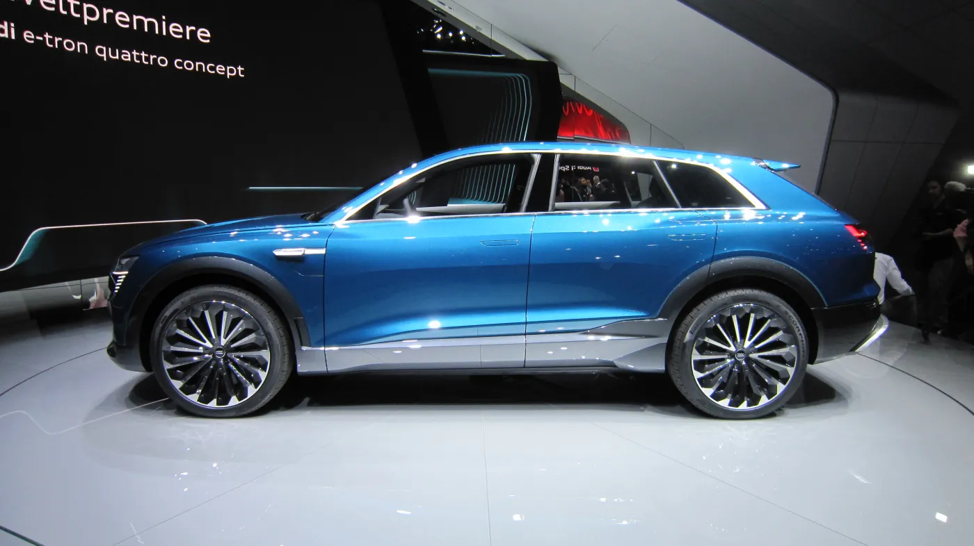 8282360-audi-e-tron-quattro.jpg