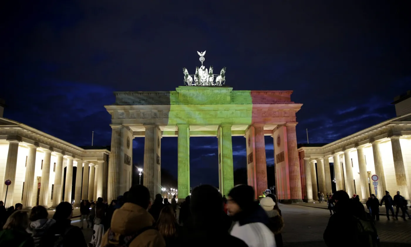 8864699-brama-brandenburska.jpg