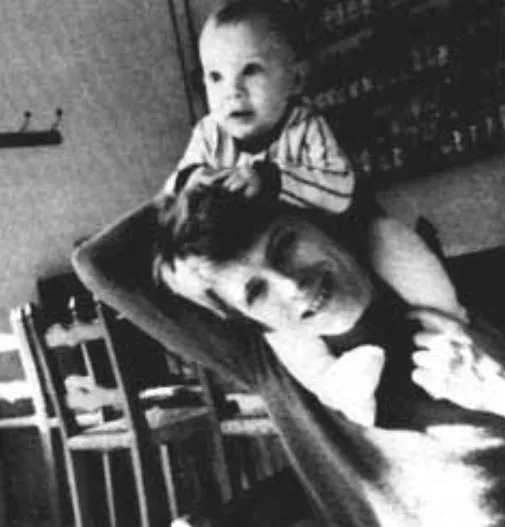 8621875-david-bowie-z-synem.jpg