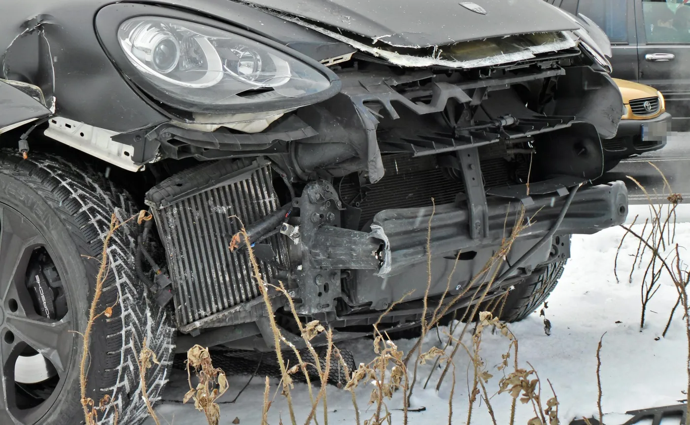 Marina Łuczenko miała wypadek w Warszawie. Porsche Szczęsnego rozbite. ZDJĘCIA