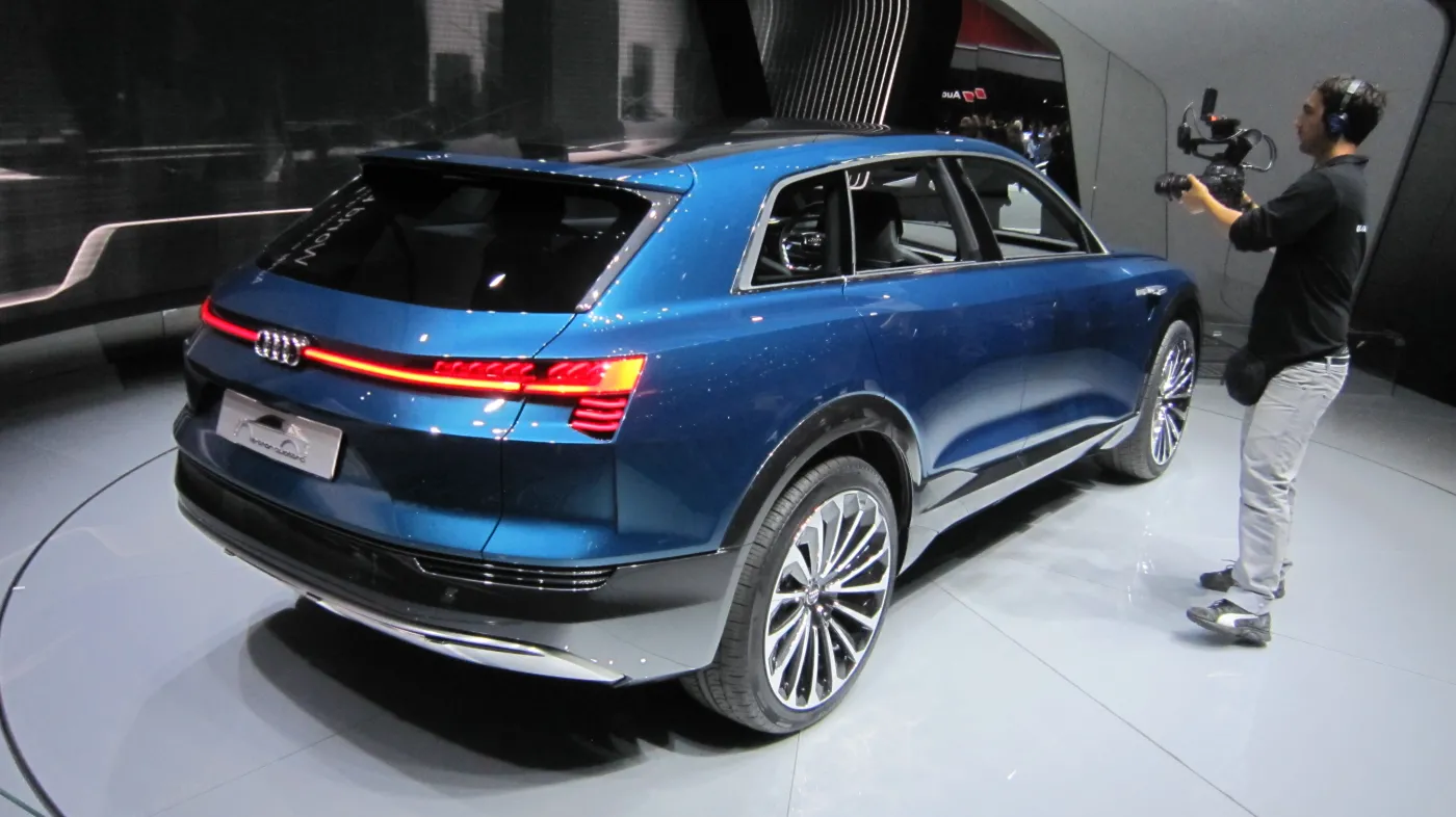 8282488-audi-e-tron-quattro.jpg