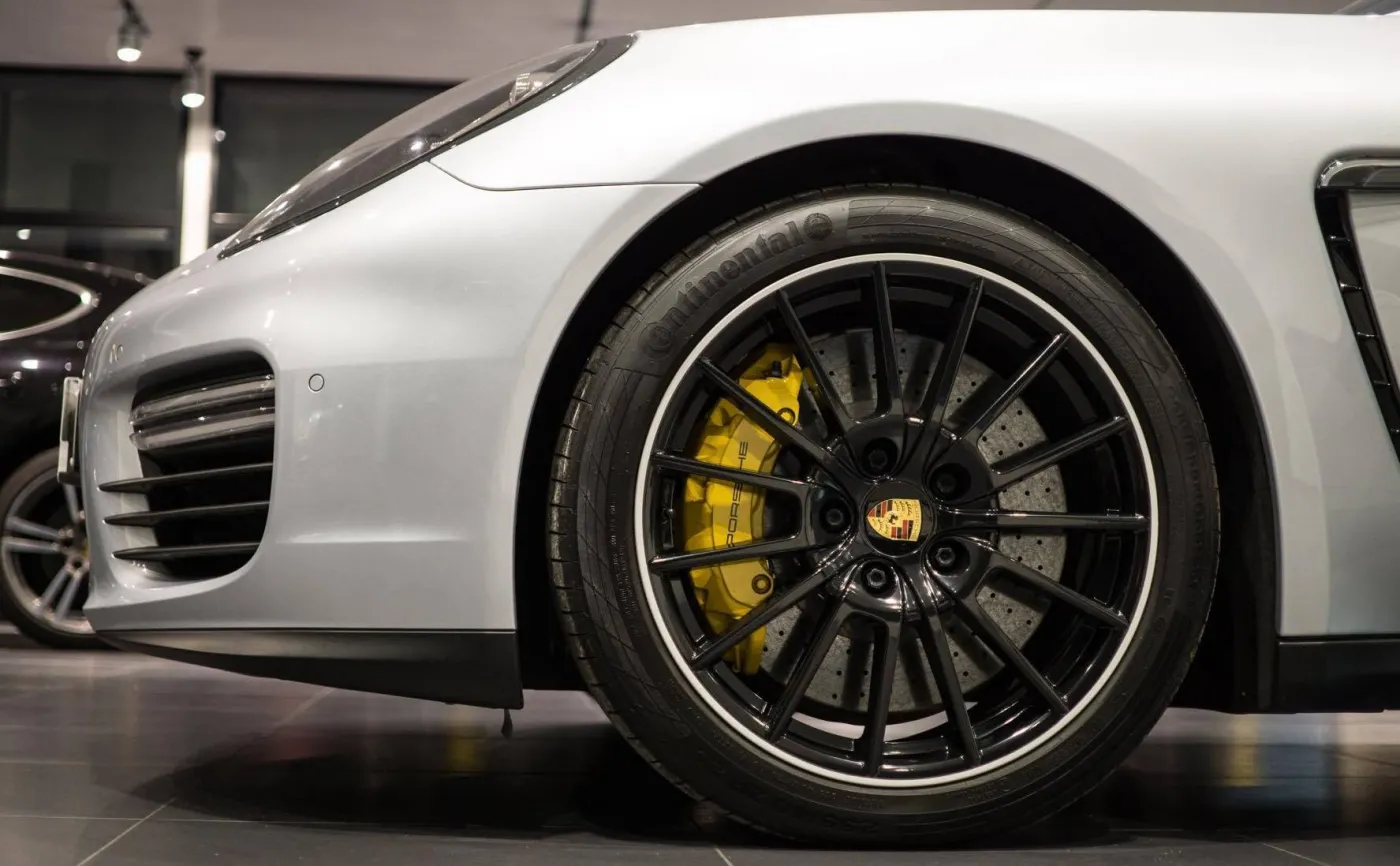 8674790-porsche-panamera-gts.jpg
