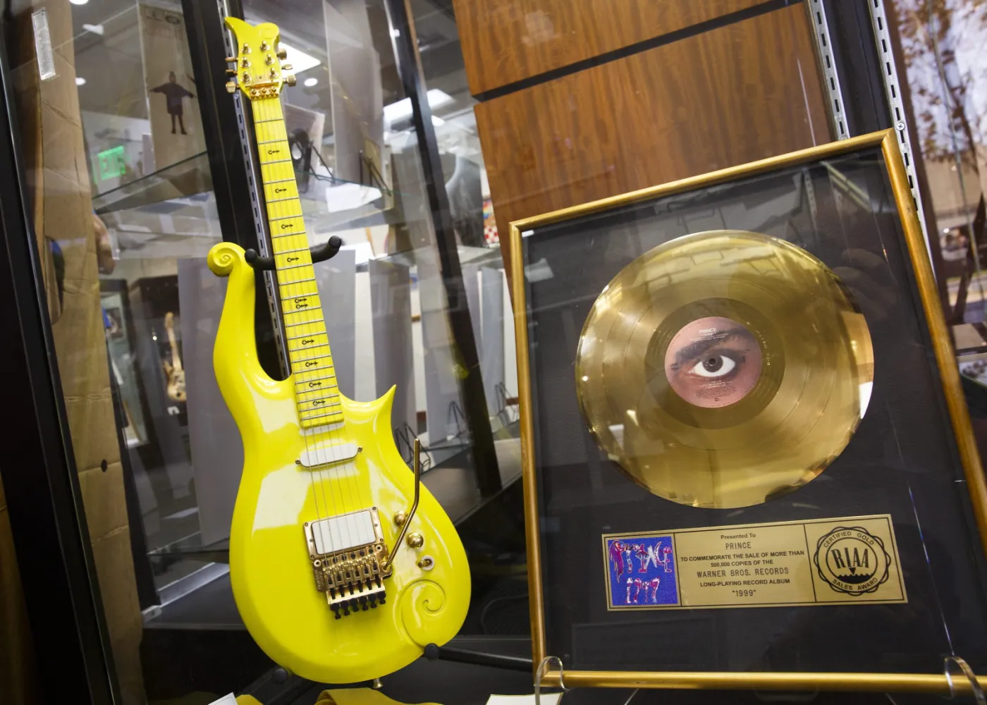 9212016-zolta-gitara-prince-a.jpg