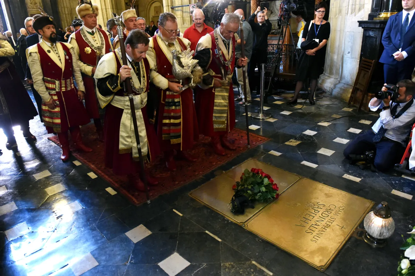 9337282-trumna-z-cialem-kard.jpg