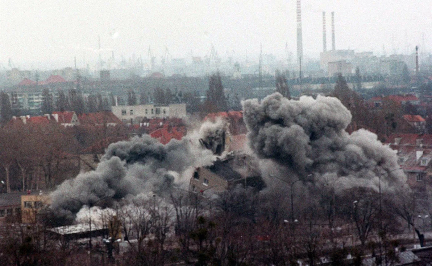 18 kwietnia 1995 roku. Wyburzanie budynku mieszkalnego w Gdańsku, w dzielnicy Strzyża. W budynku dzień wcześniej wybuchł gaz