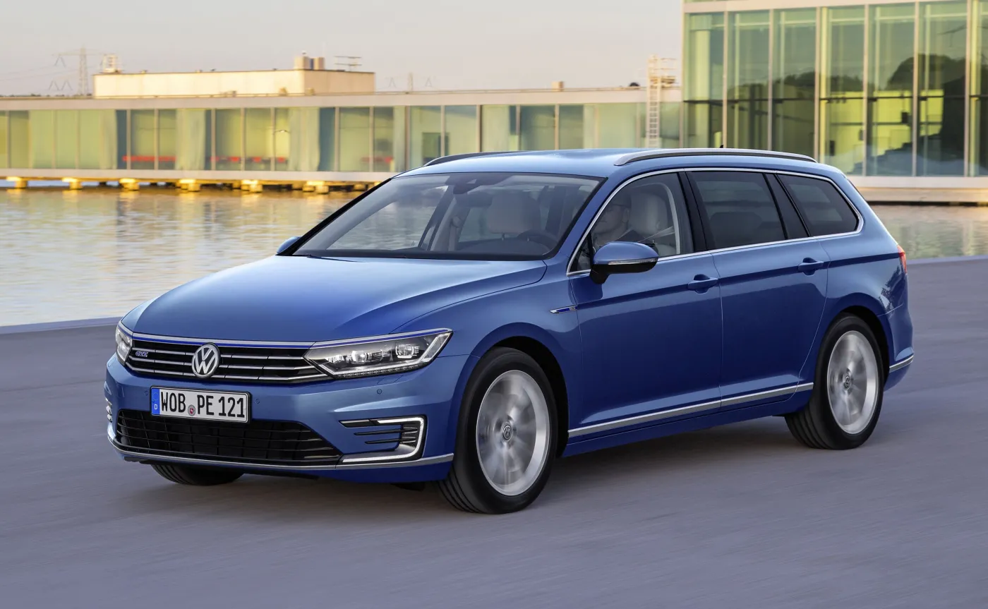 9057849-volkswagen-passat-gte.jpg