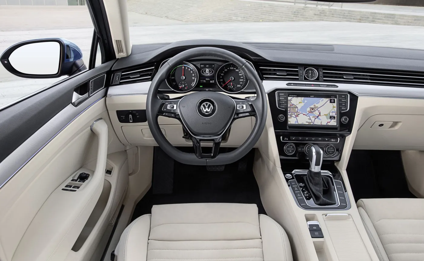 9057913-volkswagen-passat-gte.jpg