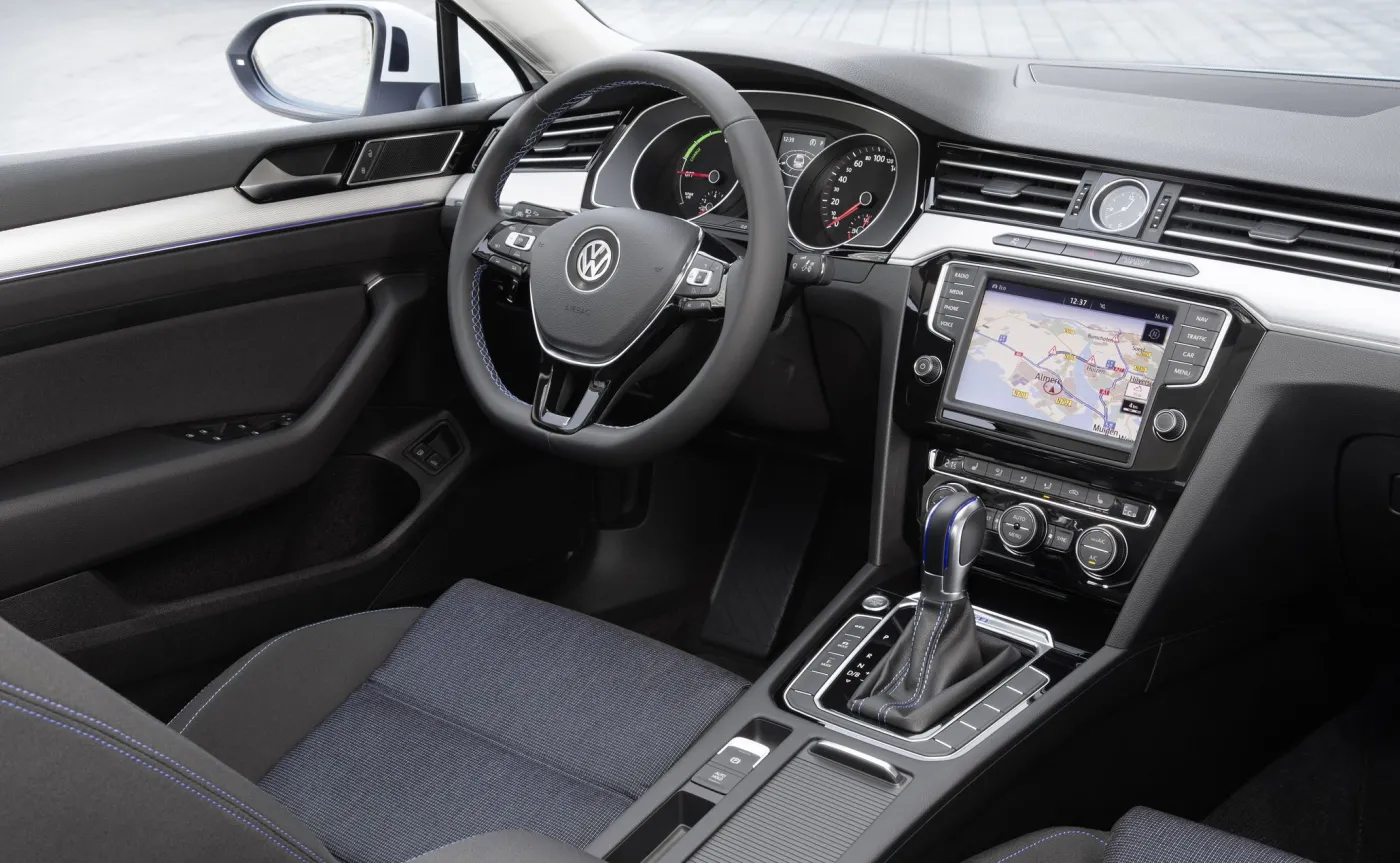 9058009-volkswagen-passat-gte.jpg