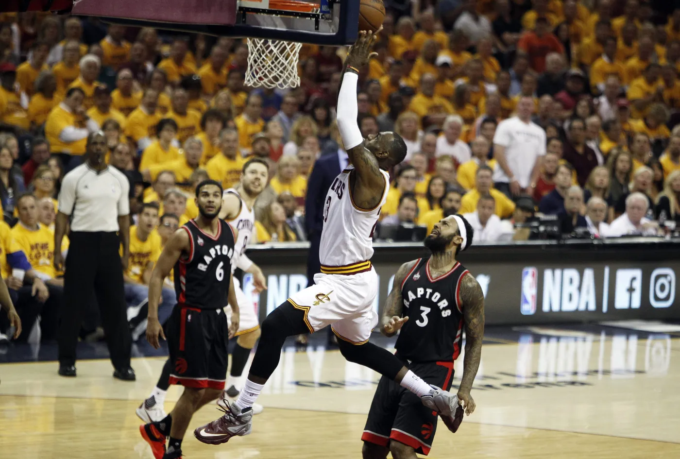 LeBron James (w środku)