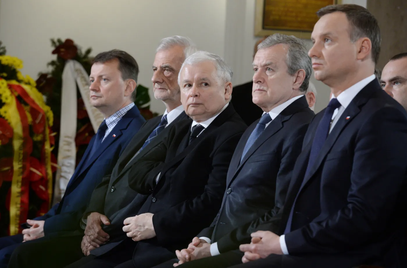 9097545-politycy-na-pogrzebie.jpg