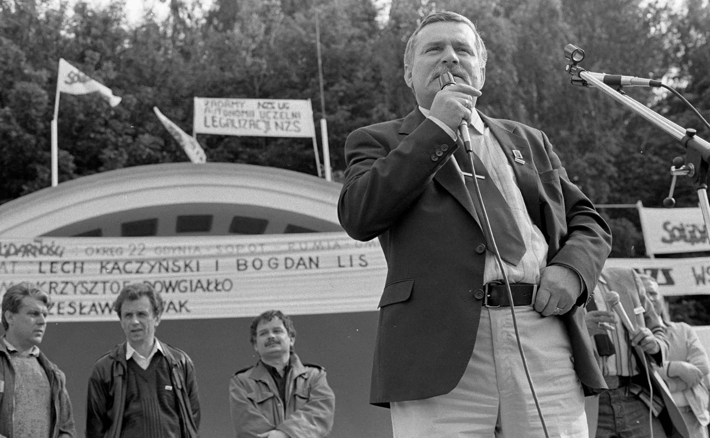 1 czerwca 1990 roku. Lech Wałęsa przedstawia kandydatów Solidarności w wyborach