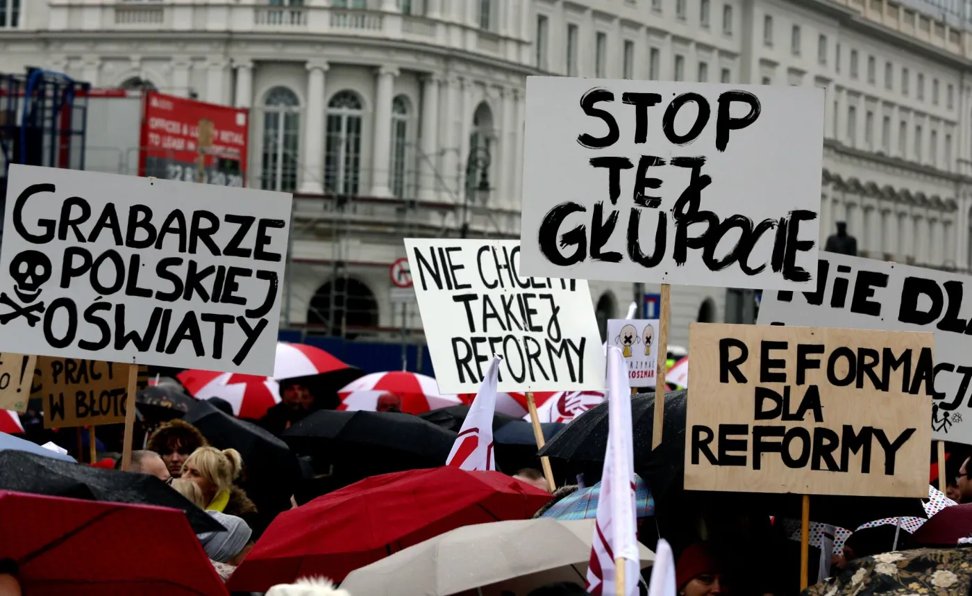 "Stop tej głupocie" i kopiec z kredy przed Sejmem. Tysiące ludzi na proteście przeciwko reformie edukacji. GALERIA