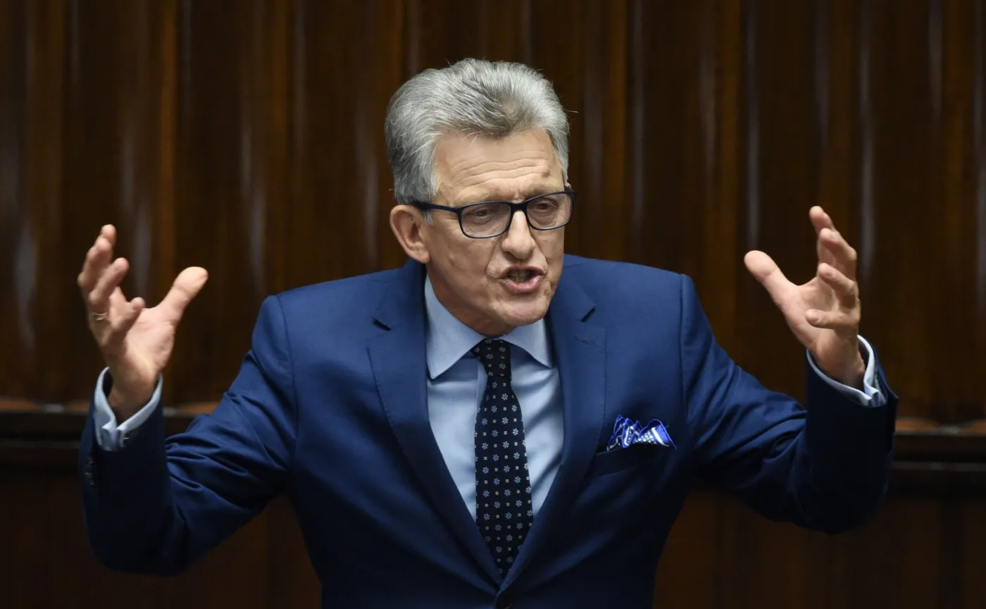 Piotrowicz broni się i pokazuje dokumenty z PRL. "Pomogłem Pikulowi, był mi wdzięczny. Ciepło się o mnie wypowiadał"