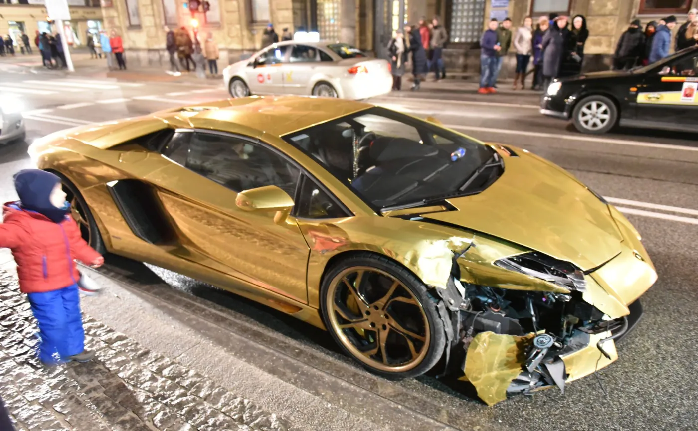 9751190-lamborghini-aventador.jpg