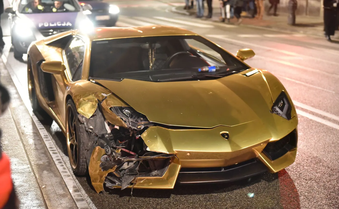 9751286-lamborghini-aventador.jpg