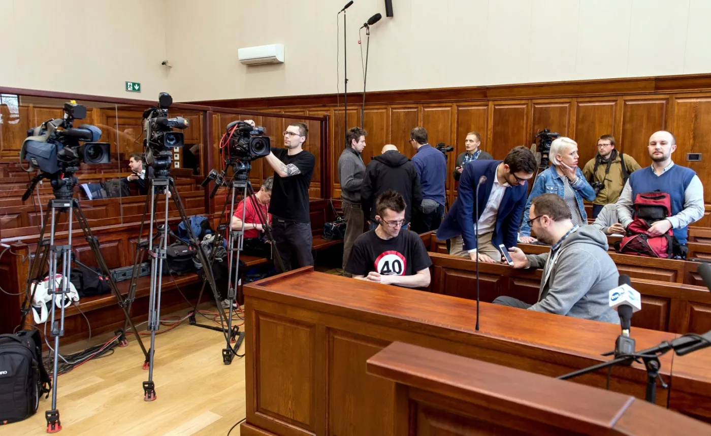 Dziennikarze zgromadzeni na sali sądu przed rozprawą