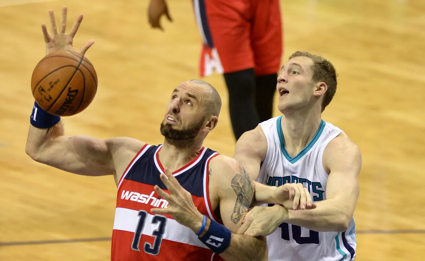 Marcin Gortat (z lewej)