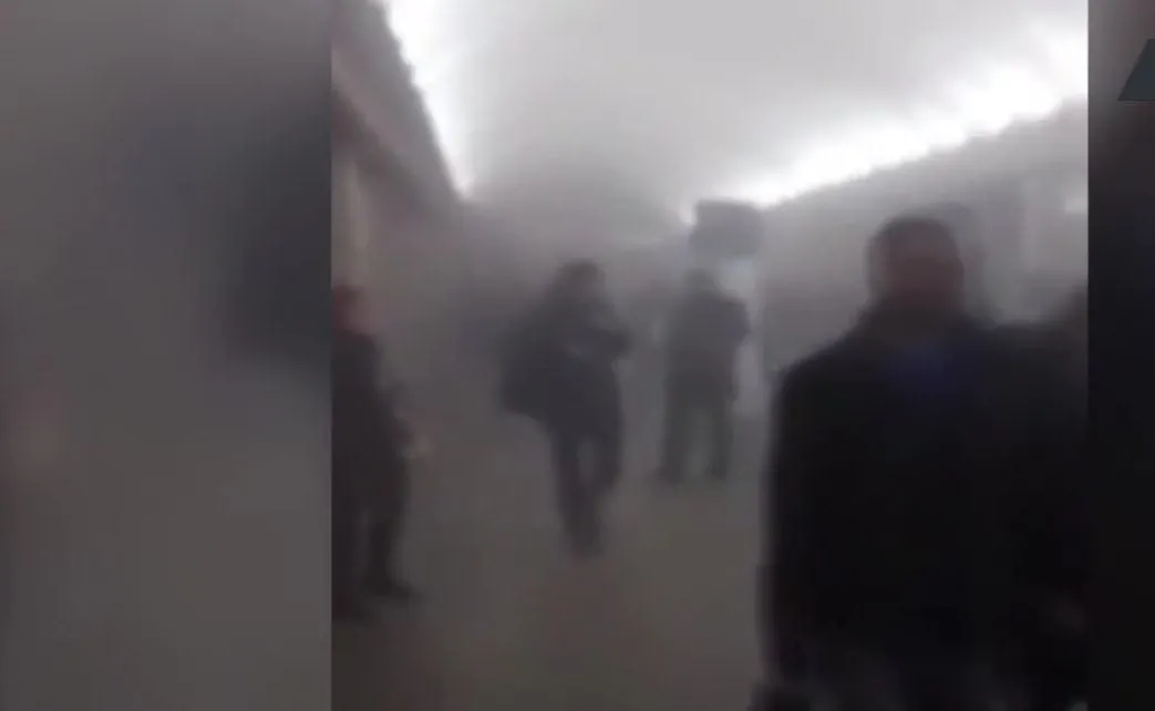 Dym, popłoch i panika w metrze po eksplozji ładunku wybuchowego