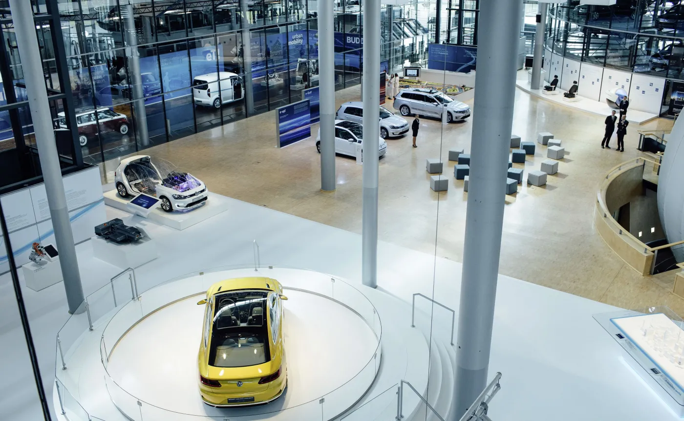 Drezno, obok Autostadt w Wolfsburgu, jest miejscem, w którym kupujący mogą odbierać elektryczne samochody marki Volkswagen. Są to takie modele, jak e-up!, e-Golf oraz Golf GTE i Passat GTE 