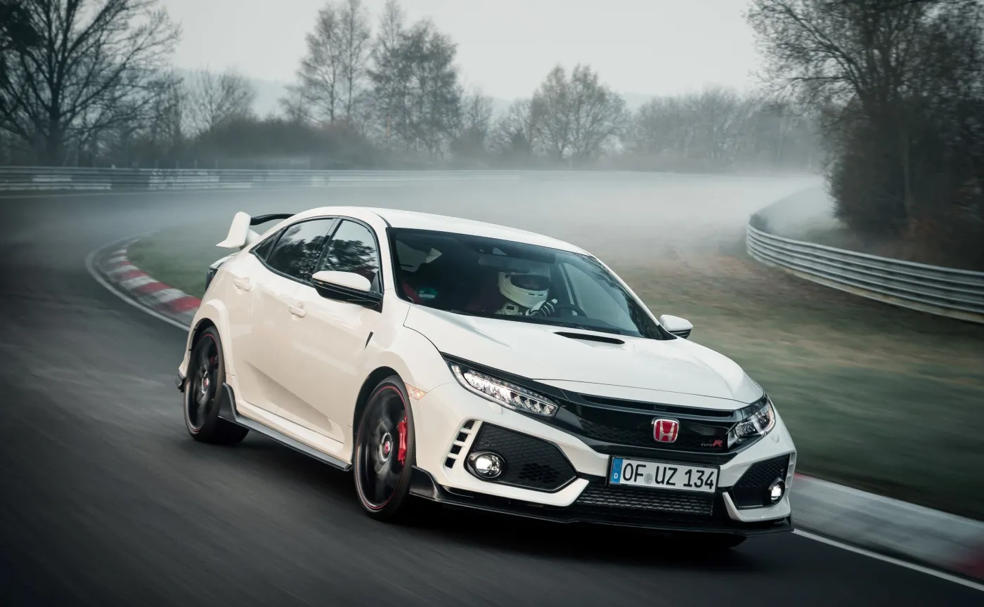 Próba bicia rekordu okrążenia na torze Nürburgring zakończyła się ustanowieniem czasu 7 minut i 43,8 sekundy