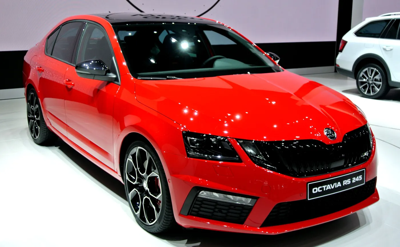 Skoda Octavia RS 245. Samochód wyróżnia się nie tylko osiągami i bardziej zaczepnym wyglądem 