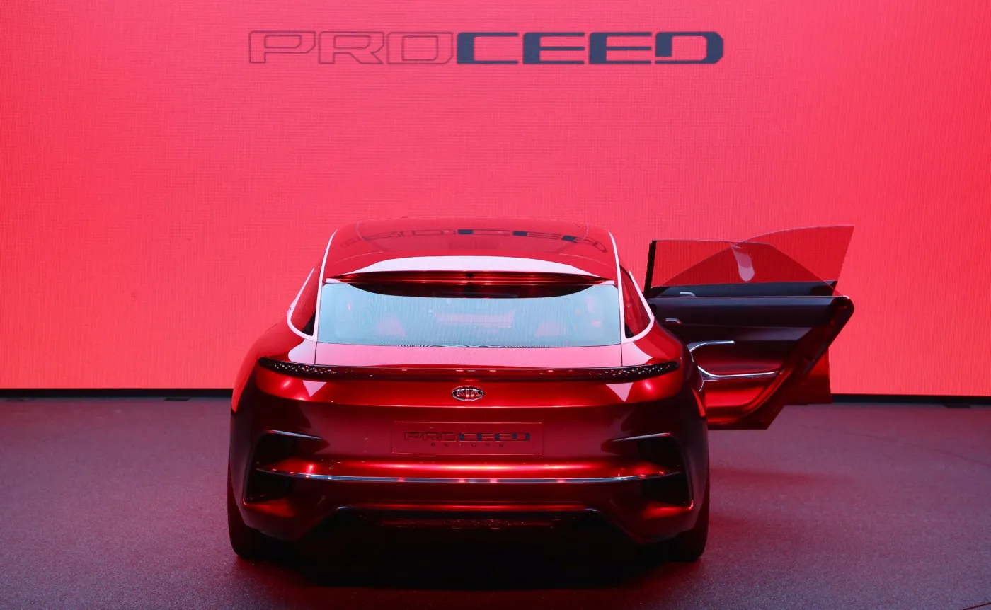 Kia Proceed Concept - szyby w drzwiach są pozbawione ramek niczym w rasowych sportowych autach 