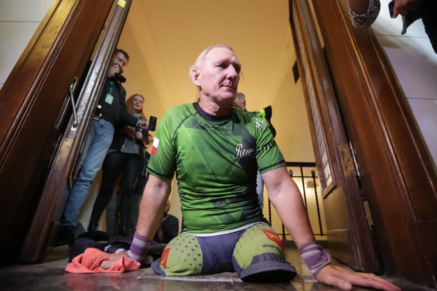 Sportowiec z amputowanymi nogami wszedł na rękach na 30. piętro Pałacu Kultury i Nauki [FOTO]