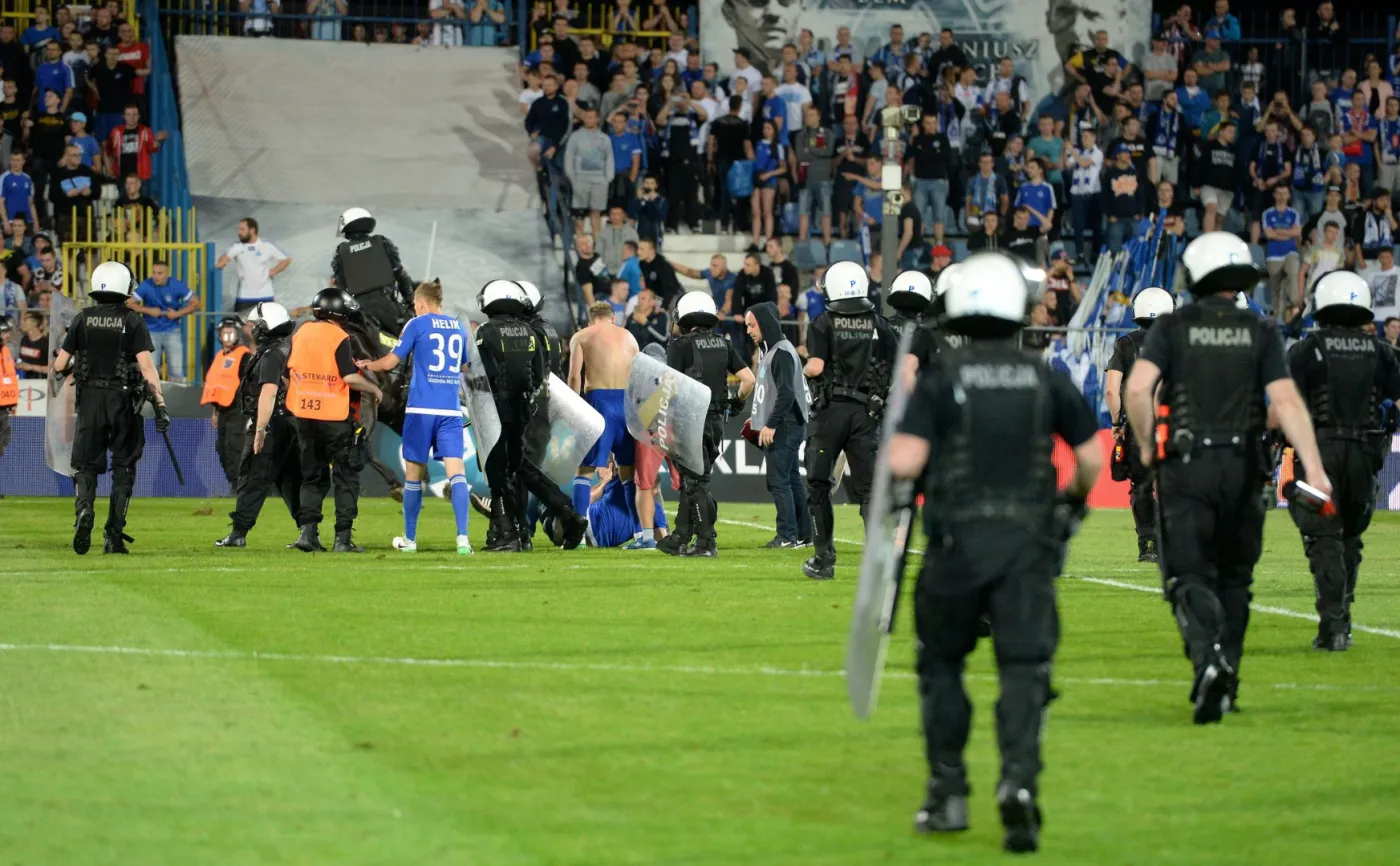 10207473-burdy-na-stadionie.jpg