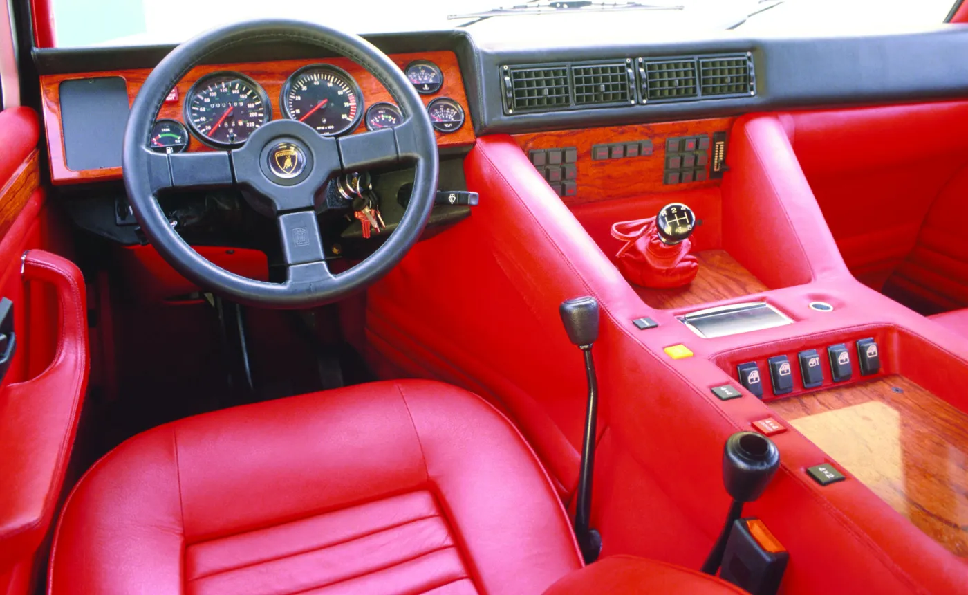 10635276-lamborghini-lm-002.jpg