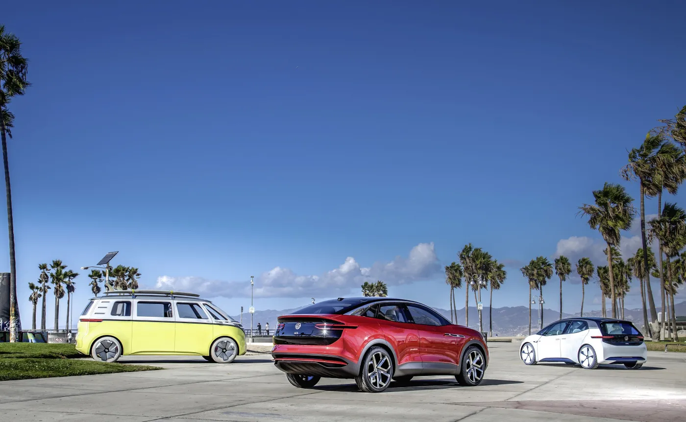 Modele I.D. (biały), I.D. BUZZ (żółty) i I.D. CROZZ (czerwony) są pierwszymi, przy pomocy których Volkswagen od 2020 roku w krótkich odstępach czasu rozpocznie ofensywę pojazdów elektrycznych. Auta nowej generacji pojawią się w Europie, Chinach i w USA
