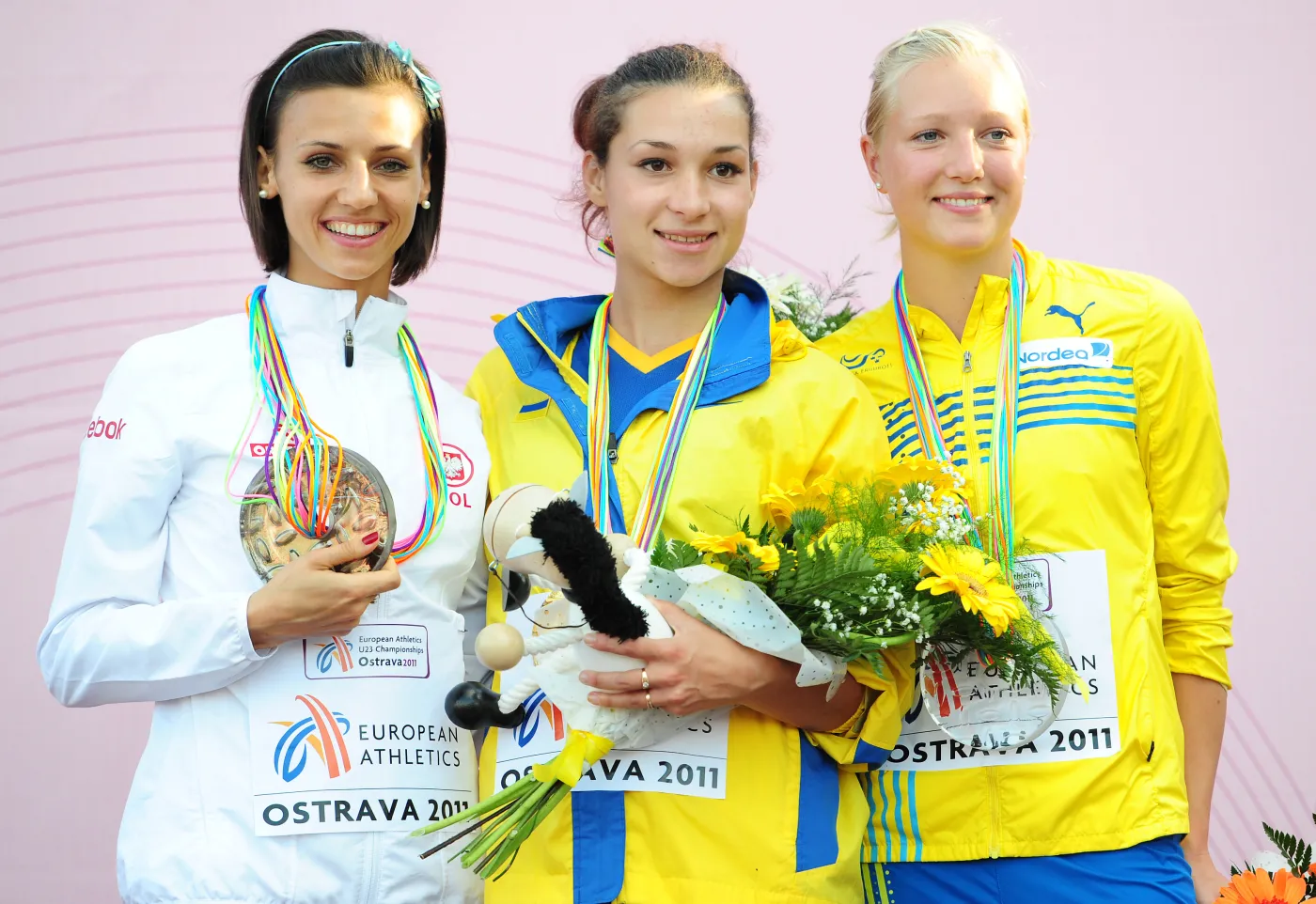 Moa Hjelmer (z prawej)