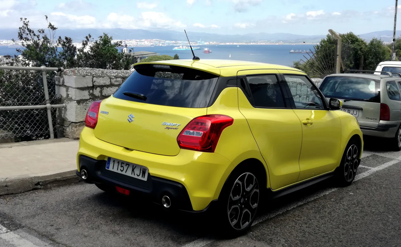 Inżynierowie Suzuki postawili na lekką konstrukcję, dlatego 140 KM daje tyle frajdy z jazdy. Konkurencja woli większą masę z coraz mocniejszymi silnikami  