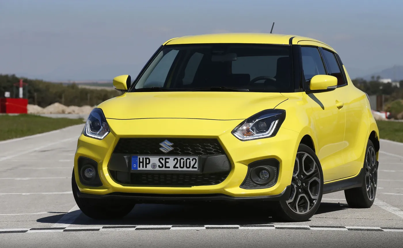 Energetyczny lakier Champion Yellow jest inspirowany barwami bojowymi rajdówek Suzuki startujących w Mistrzostwach Świata Juniorów. W sumie dostępnych jest siedem kolorów, w tym nowy Burning Red Pearl Metallic oraz Speedy Blue Metallic 
