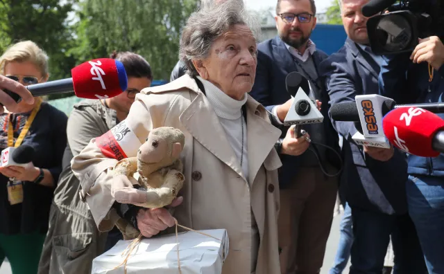 Wanda Traczyk-Stawska przekazała protestującym małpkę. "Pilnujcie jej. To jest pamięć Powstania Warszawskiego"