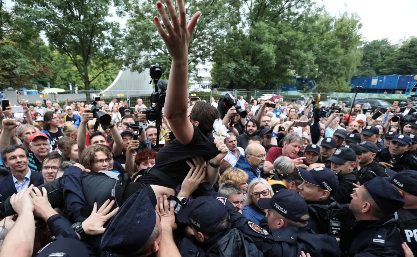 "Czas na sąd ostateczny". Na budynku Sejmu protestujący umieścili kolejny napis
