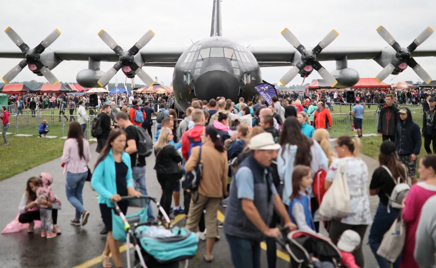 11325874-air-show-w-radomiu.jpg