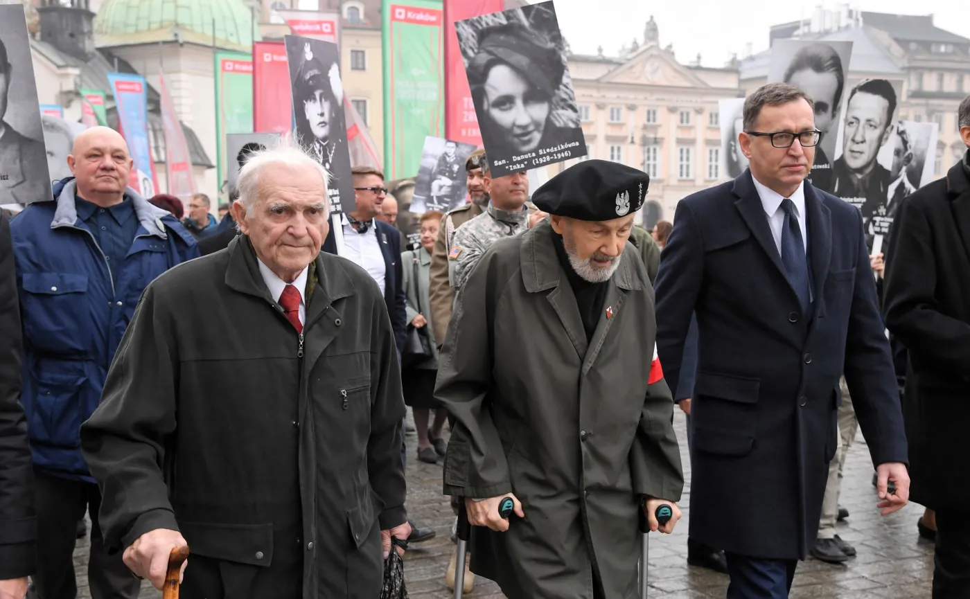 Por. Wacław Szacoń ps. "Czarny" (3P) oraz prezes IPN Jarosław Szarek (P) podczas V Krakowskich Zaduszek za Żołnierzy Wyklętych – Niezłomnych
