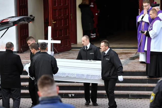 Koszalin pożegnał pięć uczennic, które zginęły w pożarze escape roomu [FOTO]