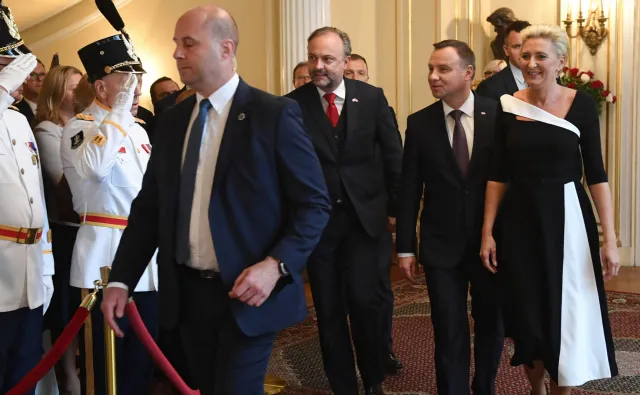Tłum skanduje "konstytucja". A Pierwsza Dama dyryguje i podskakuje. Sasin: Podoba mi się zachowanie prezydentowej