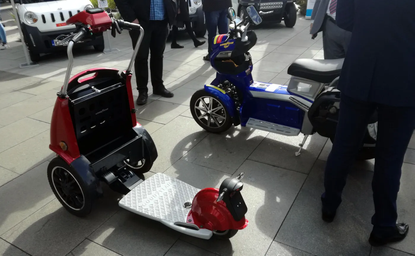 Platforma modelu Goodyear ego1 jest składana niczym scyzoryk. Po tej operacji pojazd przypomina wózek golfowy 