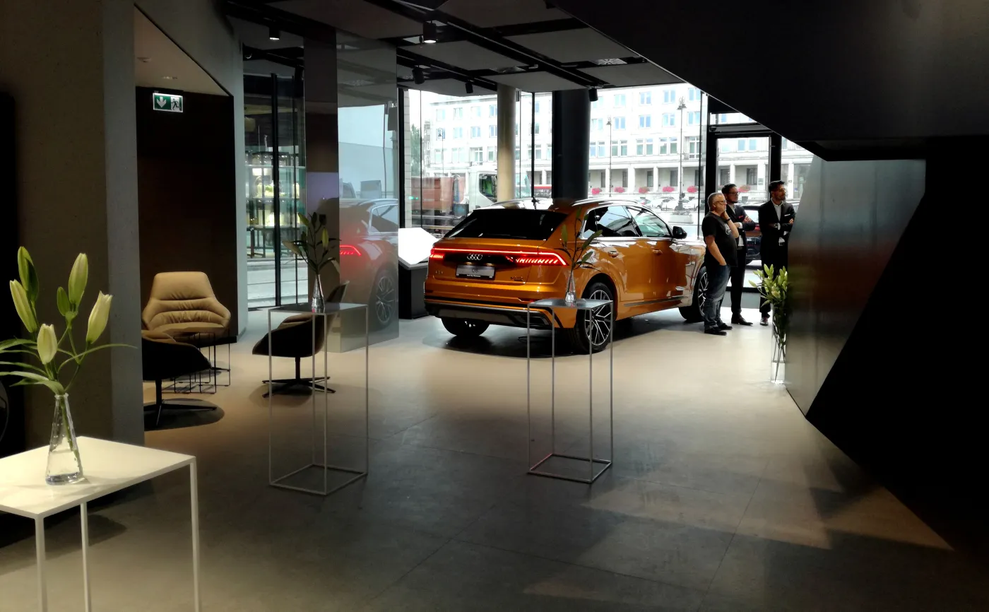 Zarządzaniem Audi City w Warszawie zajmuje się Porsche Inter Auto – spółka prowadząca dwa salony Audi w Warszawie – Porsche Połczyńska i Audi Centrum Warszawa Okęcie