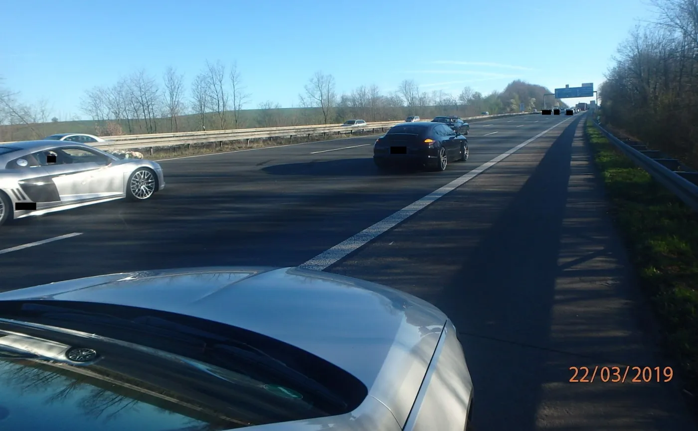 Zablokowali autostradę luksusowymi autami. Chcieli zrobić zdjęcia ślubne [MAMY foto policji]