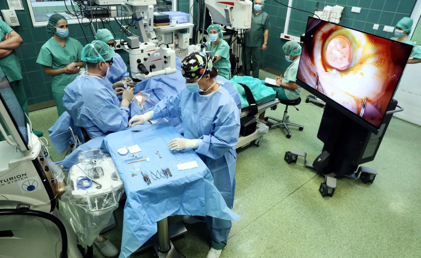 12091259-operacja-zacmy-w-3d.jpg