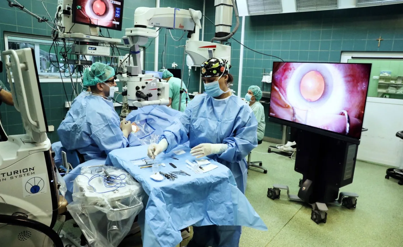 12091325-operacja-zacmy-w-3d.jpg