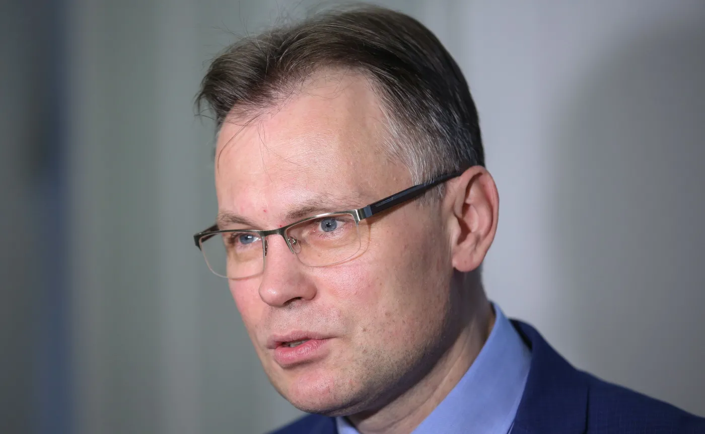 Mularczyk o zakazie handlu w niedziele: Myślmy o ludziach, którzy musieliby zostawić rodziny, by siedzieć na kasach [ROZMOWA]