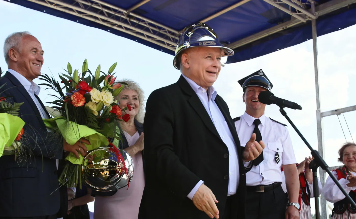 Kaczyński w Zbuczynie otrzymał "hełm lidera". Zażartował z rozmiarów swojej głowy i zapowiedział program dla rolnictwa