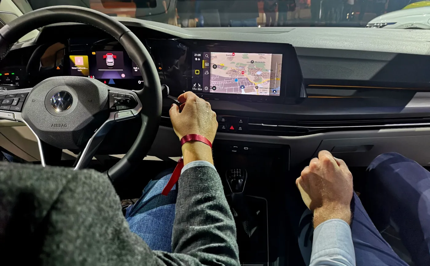Volkswagen zdecydował, że stylistyka i innowacje wprowadzą króla kompaktów w nową epokę – zelektryfikowanych układów napędowych, wnętrza zawładniętego przez cyfrowy kokpit, łączności internetowej, systemów asystujących oraz licznych funkcji i usług online. Dzięki tym rozwiązaniom Golf VIII ma trafić w potrzeby nowego pokolenia zakochanego w wirtualnej rzeczywistości