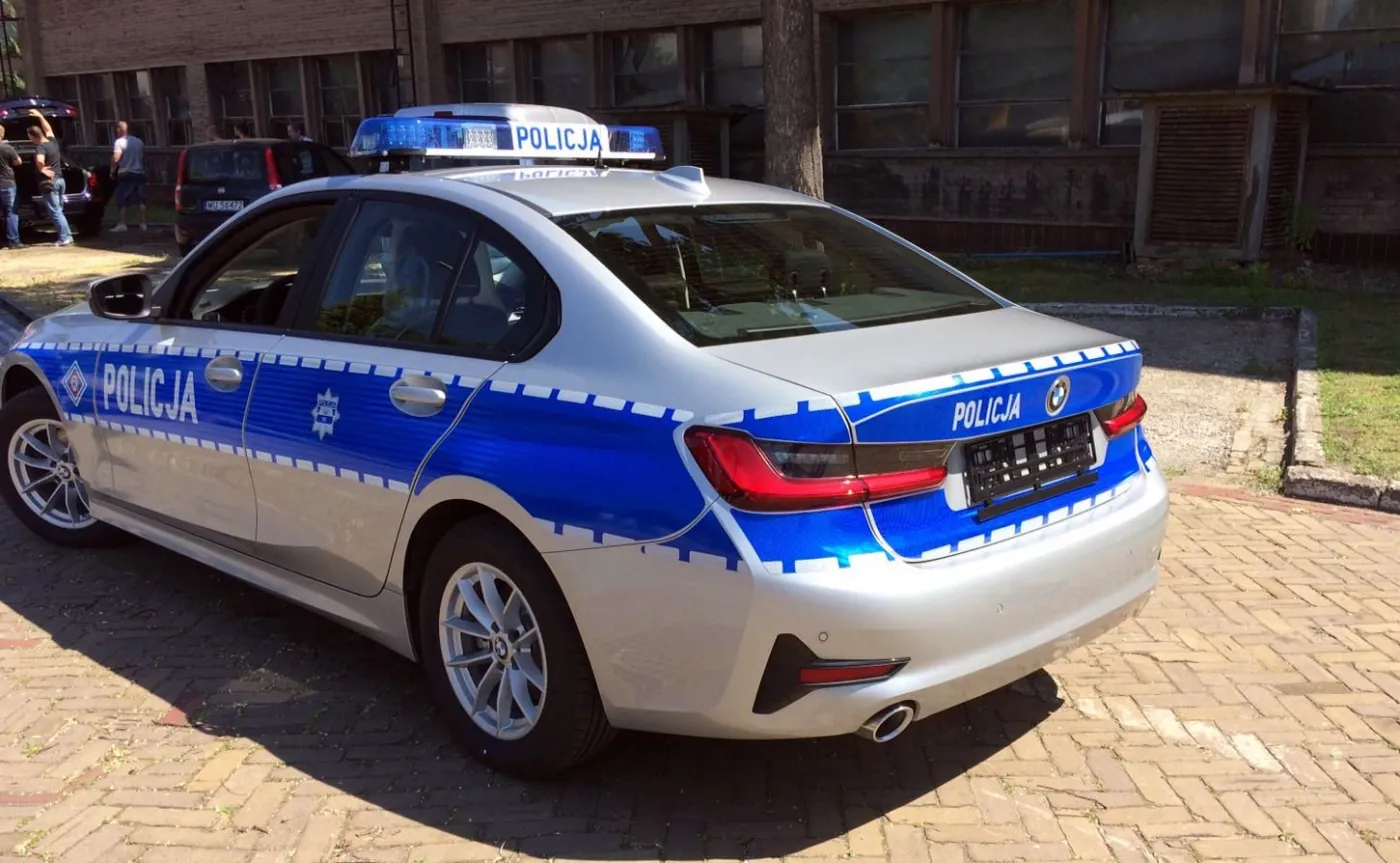 BMW serii 3 sedan najnowszej generacji jako oznakowany radiow
