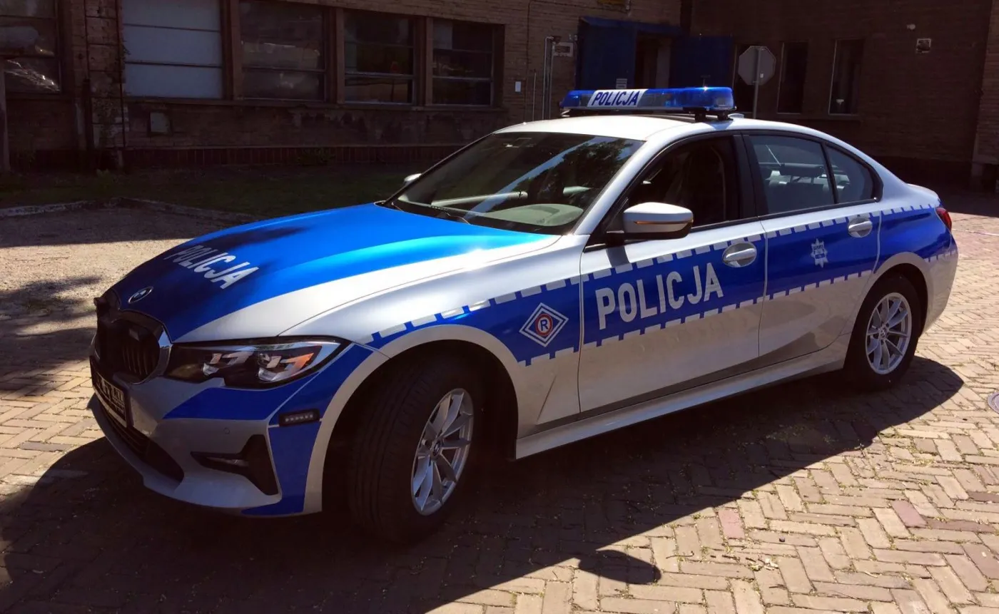 BMW serii 3 sedan najnowszej generacji jako oznakowany radiow