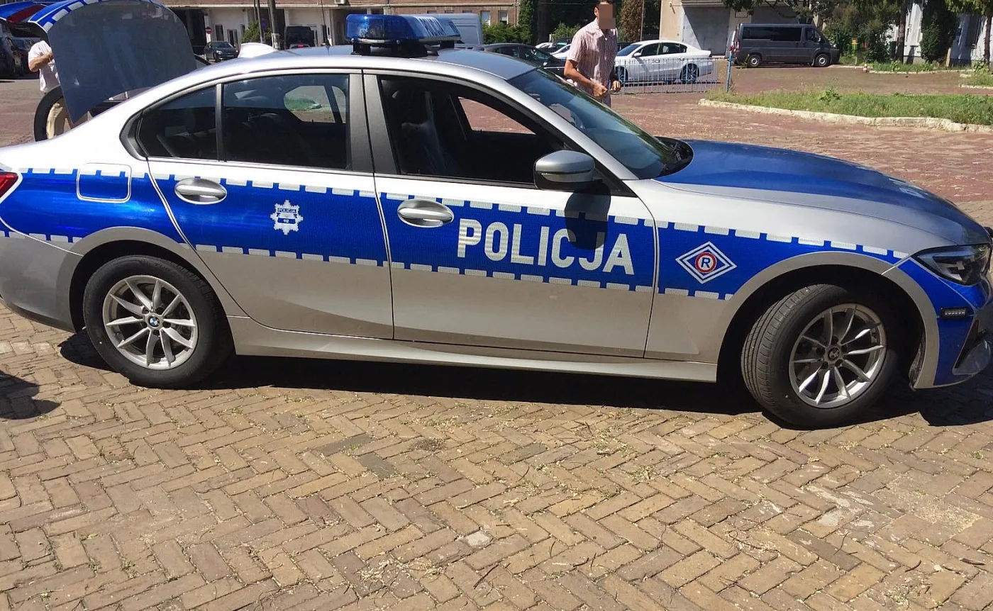 BMW serii 3 sedan najnowszej generacji jako oznakowany radiow